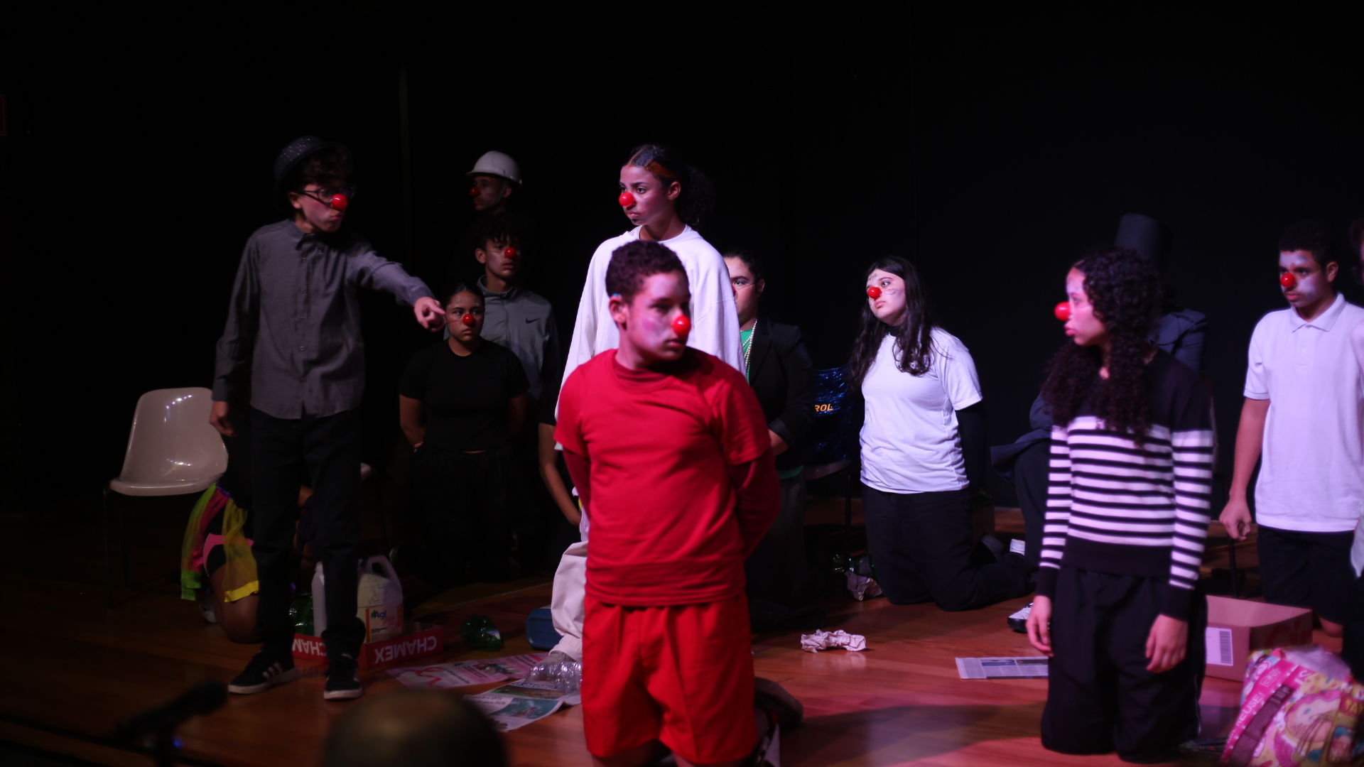 Críticas ao capitalismo na semana de arte da AEL.